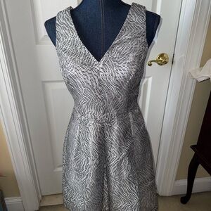 Banana Republic Black and white print Dress V- Neck SZ 6